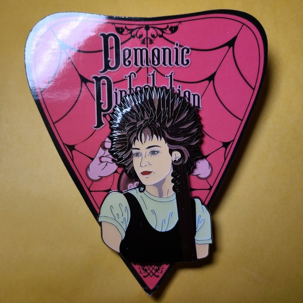 Pretty in Pink Enamel Pin - Iona Annie Potts Andie Molly Ringwald Jon Cryer - Picture 1 of 4